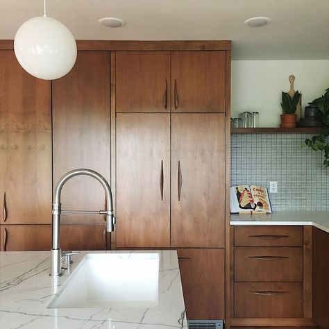 Mid Century Modern Kitchen Remodel, Kitchen Triangle, Modern Kitchen Remodel, Interior Vintage, Kitchen Organization Diy, Diy Kitchen Remodel, Mid Century Modern Kitchen, Mid Century Modern Interiors, 아파트 인테리어