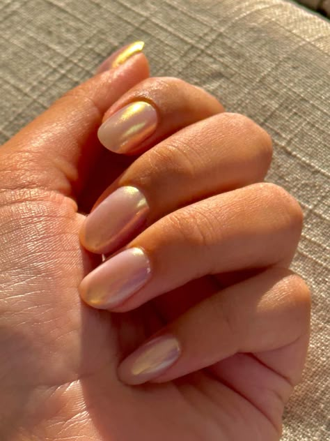 A photo of nails in almond shape with a golden chrome polish in the sunlight Muted Gold Nails, Golden Glazed Nails, Sheer Gold Nails, Shimmery Gold Nails, Soft Gold Nails, Golden Hour Nails, Golden Nail Designs, Golden Chrome Nails, Gold Shimmer Nails