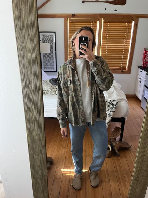 Camo Coat Outfit, Carhartt Coat Outfit, Fall Couple Ideas, Ugg Mini Outfit, Trip Couple, Cowboy Boot Necklace, Cabin Outfit, Carhartt Coat, Outfit Cowboy