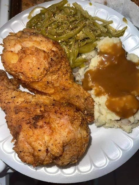 Fried Chicken Mashed Potatoes, Chicken With Mashed Potatoes, Chicken Mashed Potatoes, With Mashed Potatoes, Soul Food Dinner, Chicken Pieces, Southern Fried Chicken, Food Babe, Classic Southern