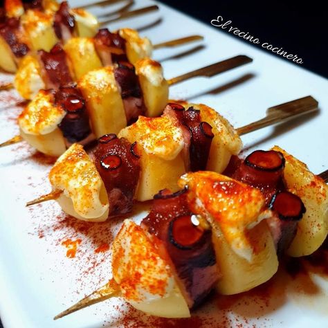 Hoy hacemos un aperitivo facil y rápido de pulpo con patatas .Estas brochetas o pinchos, son ideales para Navidad, puedes prepararlos con antelación y calentar en el último momento, están de vicio‼️ Tapas Recipes, Tea Party Food, Christmas Menu, Carne Asada, Sin Gluten, Party Food, Christmas Food, Dinner Recipes, Food And Drink