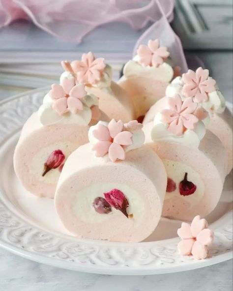 Japanese Roll Cake, Whipped Cream Cakes, Swiss Roll Cake, Japanese Cake, Cake Rolls, Tastemade Recipes, Creative Desserts, Japanese Dessert, Roll Cake