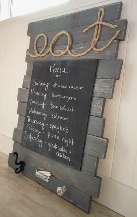 Menu Board Diy, Apartment Organization Diy, Diy Pallet Decoration, Pallet Decoration Ideas, Luminaria Diy, Pallet Signs Diy, Diy Menu, Pallet Ideas Easy, Pallet Decor