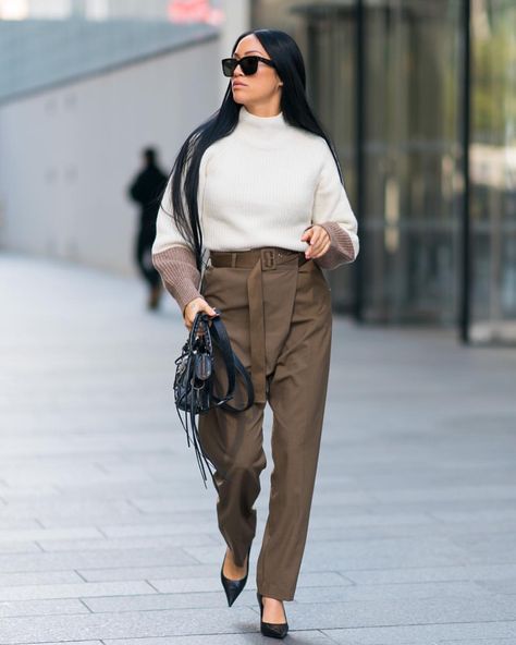 STEPHANIE ANN SHEPHERD on Instagram: “💼” Stephanie Sheppard, Stephanie Shepherd, Steph Shep, Inspo People, Business Outfits Women, Chic Pants, Street Style Trends, Style Trends, Casual Style Outfits