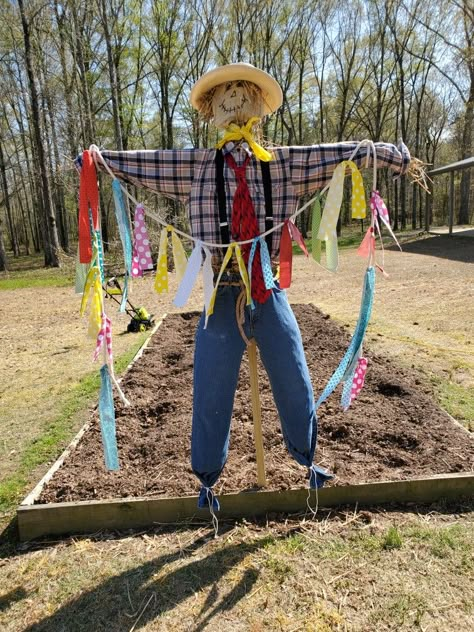 Easy Diy Scarecrow For Garden, Scare Crows For Garden, Diy Scarecrow For Garden, Garden Scarecrow Ideas, Flower Bed Decor, Scarecrows For Garden, Scare Crow, Diy Scarecrow, Garden Party Theme