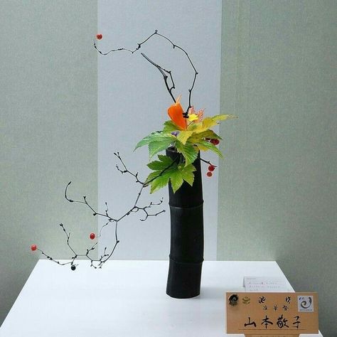 Nageire Ikebana, Ikebana Japanese, Japanese Flower Arrangement, Ikebana Sogetsu, Modern Floral Arrangements, Flower Arrangement Designs, Ikebana Arrangements, Ikebana Flower Arrangement, Japanese Flower