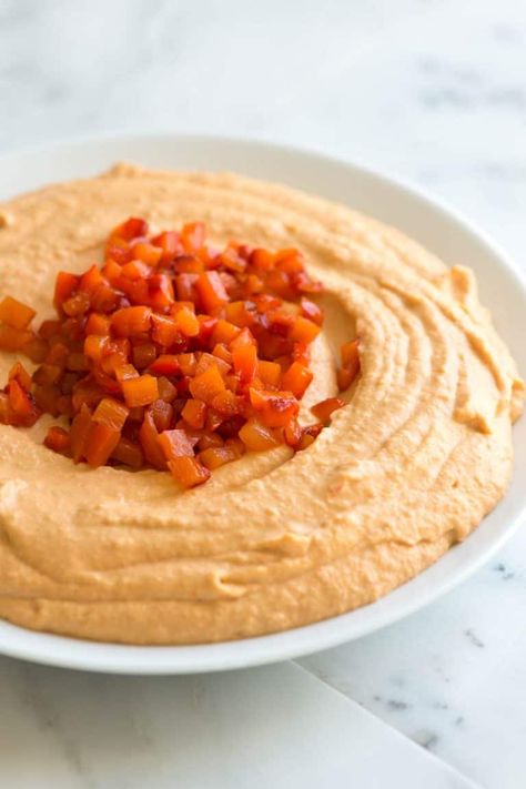 Easy roasted red pepper hummus recipe with sweet red bell peppers, chickpeas, garlic, and tahini. Hummus Ideas, Roasted Red Pepper Hummus Recipe, Red Pepper Hummus Recipe, Healthy Hummus, Hummus Recipes, Processor Recipes, Creamy Hummus, Cold Dips, Homemade Tahini