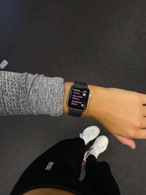 Apple Watch Fitness, Fitness Vision Board, Apple Watch Fashion, Apple Watch Se, Gym Food, Black Apple, Sport Armband, Sports Health, Healthy Girl