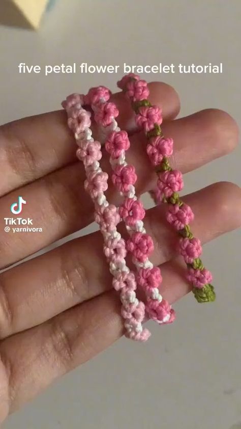 How To Make A Diy Bracelet, Thread Flower Bracelet, Cute Bracelet Diy, Rose Bracelet Tutorial, Crafts To Do With Beads, Aesthetic Diy Bracelet, Cute Bracelet Ideas Diy, How To Make An Adjustable Bracelet, Cute Art And Craft Ideas