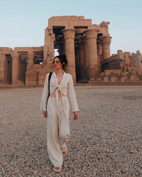 ancient egyptian sites you definitely shouldn’t miss in egypt 🇪🇬 slide 1: Kom Ombo Temple 2-4: Edfu Temple - the second largest temple in Egypt which took over 200 years to build and is dedicated to the falcon god - Horus. On slide 4 you can see our egyptologist tour guide explaining some of the hieroglyphics. 👁️‍🗨️ 5: Hatshepsut Temple - a 3 story temple built for one of the most successful pharaohs in ancient egypt - a woman… 6: Valley of the Kings - where many pharaohs are buried deep in... Ancient Egypt Outfits Aesthetic, Luxor Egypt Outfit, Pyramids Of Giza Outfits, Egypt Ootd, Egypt Pyramids Outfit, Egyptian Tourist Outfit, Egypt Travel Outfit, Egypt Trip Aesthetic, Egypt Outfit