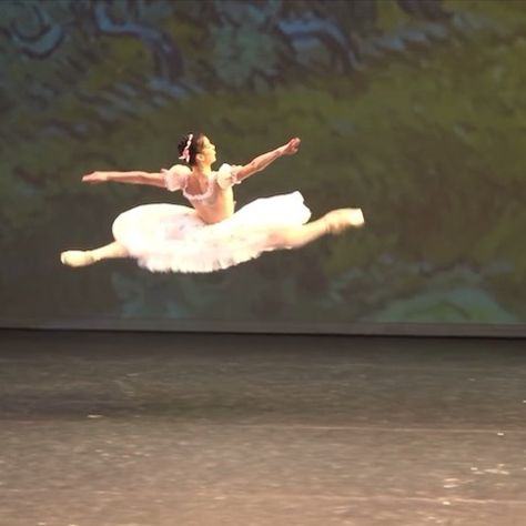 Ballet 🙆🏼‍♀️🙆🏼‍♀️ on Instagram: “The legend @natalia_osipova_official in La Fille Mal Gardée 🥰 Look her jumps: it looks like she’s flying 🕊❤️ (In the 2nd video, she is with…” Ballet Variations, Natalia Osipova, Ballet Gif, Ballet Pictures, Ballet Beauty, Ballet Performances, Dance Dreams, Ballet Inspiration, Dance Tutorial