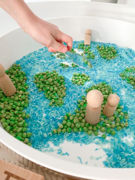 Learning about the Earth linking to space and upcoming Earth day. Using rice and chickpeas for a base and adding scoops, with prompting questions for my eldest (7) #everydayplayhacks #kidscrafts101 #messyplayanyway #eyfsinspiration #activitiesfortoddlers #activitiesforpreschoolers #kindergartenplay #playbasedlearning #playactivitiesforfun #montessoriinspired #montessori #recycleandplay #recyclemeplay #natureplay #invitationtoplay #inspiremyplay #playtray #tufftray #creativeplay Rice And Chickpeas, Messy Play Activities, Diy Sensory Board, Kids Sensory Play, Play Hacks, Playbased Learning, Tuff Tray, Space Nursery, Invitation To Play