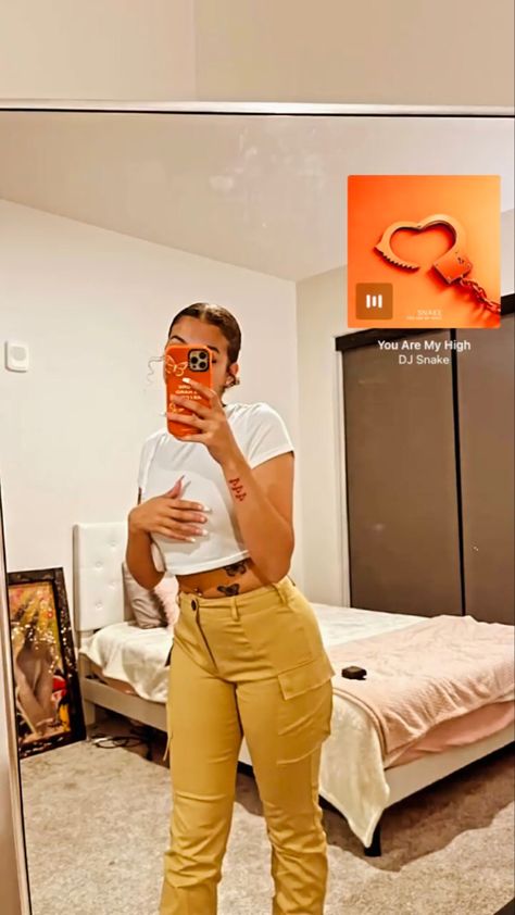 Alyssa Howard, Brown Acrylic Nails, Baddie Outfits Casual, Instagram Models, Baddie Outfits, Role Models, Youtubers, Capri Pants, Khaki Pants