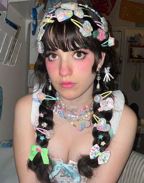 Maximalist Hairstyle, Maximalist Accessories, Japanese Harajuku Hair, Decora Hairstyle, Harajuku Fashion Hair, Harajuku Hairstyle, Harajuku Curly Hair, Decora Hair Styles, Gyaru Hair Clips