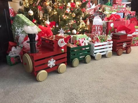 Outdoor Christmas Decorations Yard, Outdoor Christmas Diy, Christmas Yard Decorations, Christmas Decorations Diy Outdoor, Christmas Outdoor, Christmas Yard, Christmas Train, Wooden Crates, Decorations Christmas