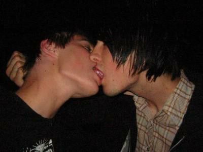 Kissing Poses, Cute Emo Couples, Emo Couples, People Kissing, Emo Men, Couple Poses Reference, Photographie Portrait Inspiration, Men Kissing