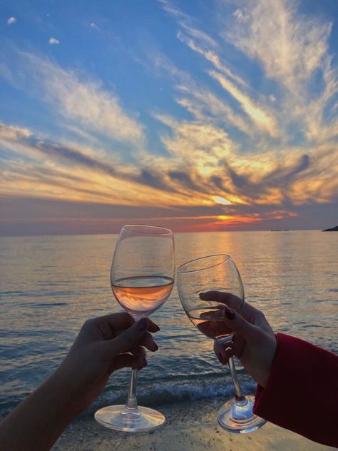 Sunset Wine Aesthetic, Sunset And Wine Aesthetic, Wine And Sunset, Wine And Beach, Wine Date, Aesthetic Wine, Dark Spring, Things To Do Together, Ideas Para Instagram