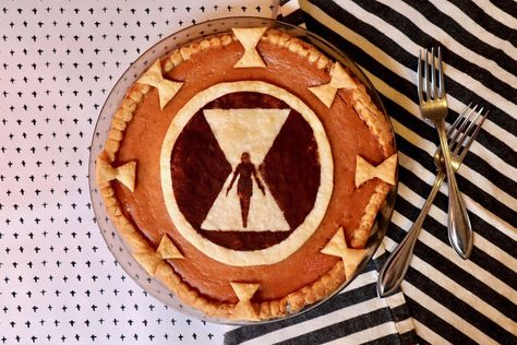 Black Widow Pumpkin Pie & Marvel Studios’ New Black Widow Teaser Trailer – Popcorner Reviews Black Widow Pumpkin Carving, Black Widow And Winter Soldier, Soldier Cake, Geeky Kitchen, Pie Crust Designs, Loki Quotes, Geek Food, Black Widow Movie, Phil Coulson