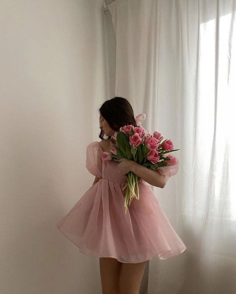 Flowers✿#girls Pink Aesthetic Dress, Chinese Fancy Dress, Debut Photoshoot, Pink Flower Dress, Cute Birthday Pictures, Flower Photoshoot, Stylish Photo Pose, Photoshoot Themes, Dress Aesthetic