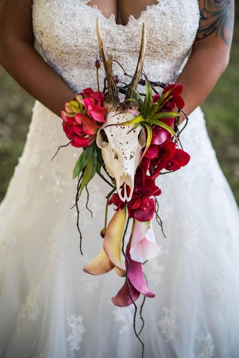 Black And Emerald Green Wedding, Gothic Wedding Theme, Unique Bouquets, Unique Bridal Bouquets, Offbeat Wedding, Bridal Bouquet Ideas, Pagan Wedding, Viking Wedding, Wedding Dress Mermaid