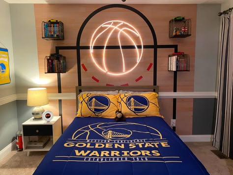 Bedroom Ideas Basketball Theme, Basketball Dorm Room Ideas, Nba Themed Bedroom, Basketball Room Design, Basketball Aesthetic Room Decor, Boys Bedroom Ideas Basketball Theme, Basketball Inspired Bedroom, Teen Basketball Bedroom, Basketball Bedroom Ideas Girl