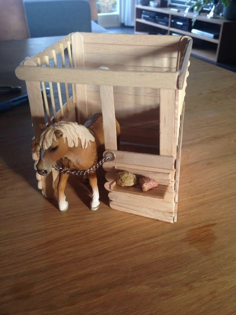 Diy Horse Toys, Schleich Horses Stable, Toy Horse Stable, Horse Tack Diy, Diy Horse Barn, Horse Barn Plans, Toy Barn, Horse Crafts, Horse Diy