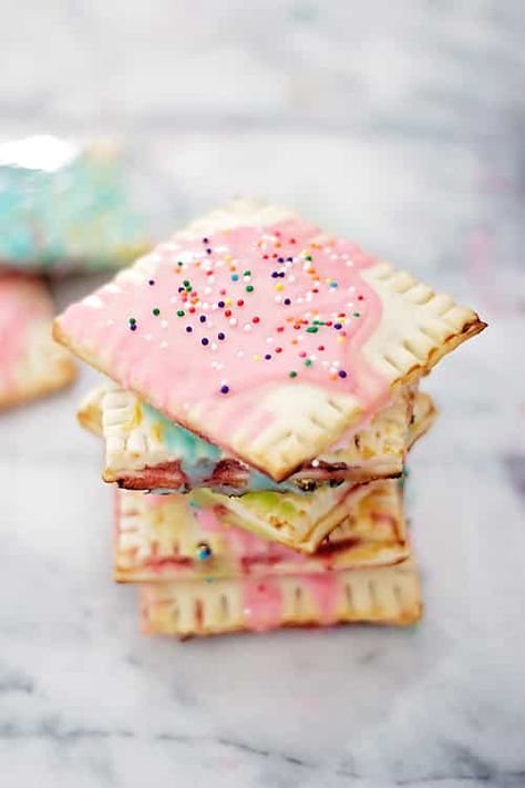 Homemade Pop Tarts- these pop-tarts are pretty easy to make and MUCH better than store bought pop-tarts! │ bbritnell.com Playdate Ideas, Homemade Pop Tarts, Bakers Delight, Poptart Recipe, Pie Pops, Pop Tart, Birthday Breakfast, Pink Foods, Hand Pies