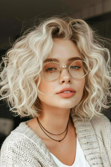 Lock in your style with these trendy hairstyles that will keep you looking and feeling cool all season long. Crinkly Hair, Hairstyles With Curled Hair, Curled Hair, Blonde Wavy Hair, Wavy Haircuts, Mom Hairstyles, Beauty Tips For Hair, Curly Bob Hairstyles, Types Of Curls