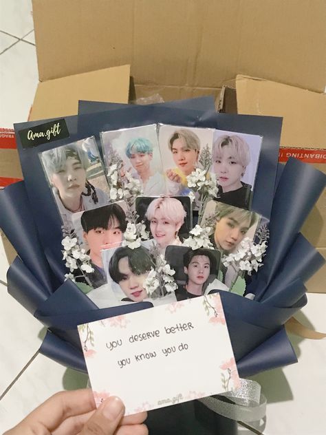 Bouquet Of Photocard, Photocard Flower Bouquet, Photo Card Bouquet, Photocard Gift Ideas, Bucket Foto, Buket Photocard, Kpop Flower Bouquet, Photocard Bouquet, Bts Bouquet