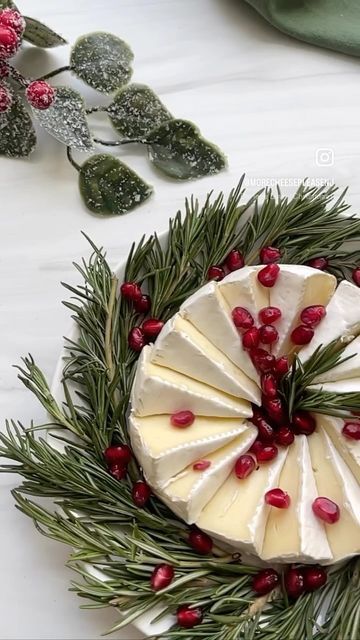 Michelle | Charcuterie Catering on Instagram: "Fun holiday appetizer! 🎄 Super easy to make! All you need is brie, rosemary, & pomegranate seeds ✨ Cheese wire cutter linked in bio on my Amazon storefront 🧀 #holidayappetizers #holidayfood #foodideas #appetizers #brie #christmasfood" Christmas Party Canapes, Santa Appetizers Holidays, Christmas Cheese Recipes, Christmas Charcutiere Board, Brie Display, Christmas Brunch Ideas Decoration, Brie Wreath Appetizer, Snacks Aesthetic Healthy, Xmas Canapes