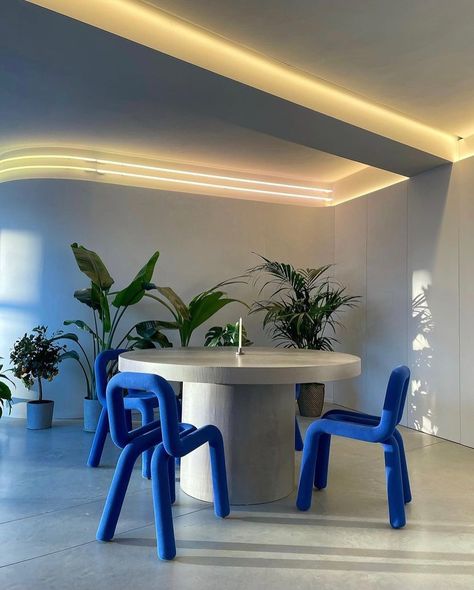 𝐌𝐎𝐔𝐒𝐓𝐀𝐂𝐇𝐄 on Instagram: “Sculptural, functional and comfortable at the same time the Bold chair by @biggamedesign around @shanice_engel ´s table Interior design…” Table Interior Design, Designer Accent Chairs, Moustache Design, Bold Chairs, Blue Aesthetics, S Table, Condo Living, Multifunctional Furniture, Functional Furniture