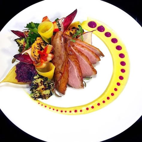 Fancy Food Presentation, Food Presentation Plates, Orange Vinaigrette, Food Plating Techniques, Gourmet Food Plating, Decorações Com Comidas, Duck Breast, Fine Dining Recipes, Food Garnishes