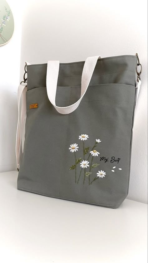 Art Bag Design, Bag Fabric Design, Embroidery On Purse, Embroidery On Bags Ideas, Tote Bag With Embroidery, Embroidery On Bags Totes, Handmade Tote Bags Diy, Embroidery Bags Design, Bag Stitching Ideas