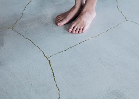 Dribbles of gold fill the cracks in the floor of this apartment, designed by architecture studio TANK to replicate a traditional Japanese pottery… Kyoto Apartment, Minimalist Apartment Interior, Screed Floors, Minimal Apartment, Japanese Lacquerware, Minimalist Apartment, Traditional Japanese Art, Concrete Floor, Architecture Studio