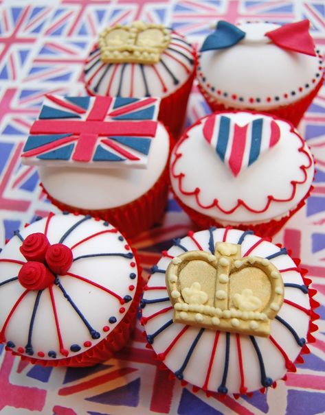 Pinned by www.funkyfabrix.com.au High tea anyone? Royal Cupcakes, Jubilee Cake, British Tea Party, British Party, Royal Tea Parties, Cupcakes Decorados, British Tea, Royal Tea, Queen Birthday