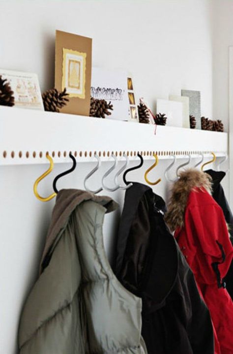 Coat hooks. I mean... there's not really much you can do there, right? (Wrong.) With one or two or 20 standard coat hooks and a little bit of ingenuity, you can create some pretty stellar little hallway hacks worthy of bearing an artsy label like "entryway installment" (rather than dull old coat rack). Apartment Entrance, Diy Coat, Coat Storage, Apartment Entryway, Hallway Coat Rack, Trendy Apartment, Hanger Design, Entrance Ways, Narrow Hallway