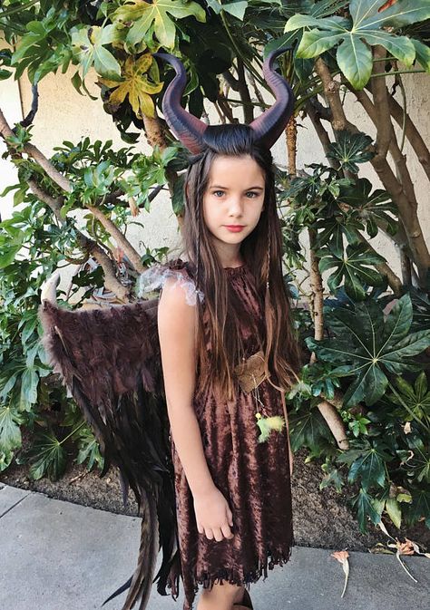 FUll costume Maleficent Costume Girls, Young Maleficent Costume, Maleficent Costume Diy, Young Maleficent, Disneyland Costumes, Maleficent Wings, Maleficent Halloween Costume, Halloween Makeup For Kids, Maleficent Halloween