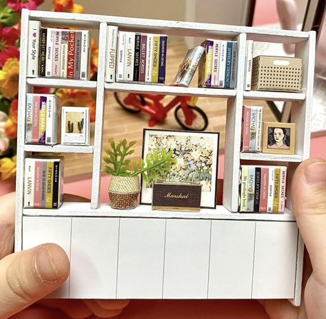 Furniture Dimensions Standard Cm, Miniature Library Diy, Miniature Rooms Diy, Diy Tiny Books, Miniature Shelf, Miniature Bookshelf, Mini Books Diy, Mini Bookshelf, Barbie House Furniture