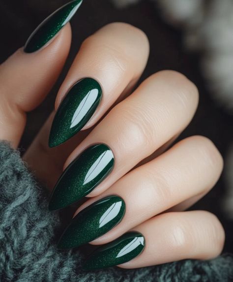 Nature Inspired Nail Art, Green Nails 2024, Matt Green Nails, Nail Color Ideas Winter, Dark Green Fall Nails, Chrome Green Nails, Green Autumn Nails, Natural Fall Nails, Fall Nails Green