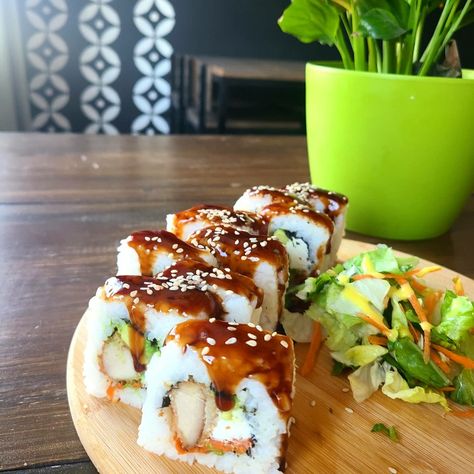 Relleno de pollo empanizado, aguacate 🥑, queso crema y zanahoria salteada🥕🔥, decorado con salsa teriyaki y ajonjolí 😋. #sushi #mexicali #bajacalifornia #teriyaki #mxl #Kaizensushimxl