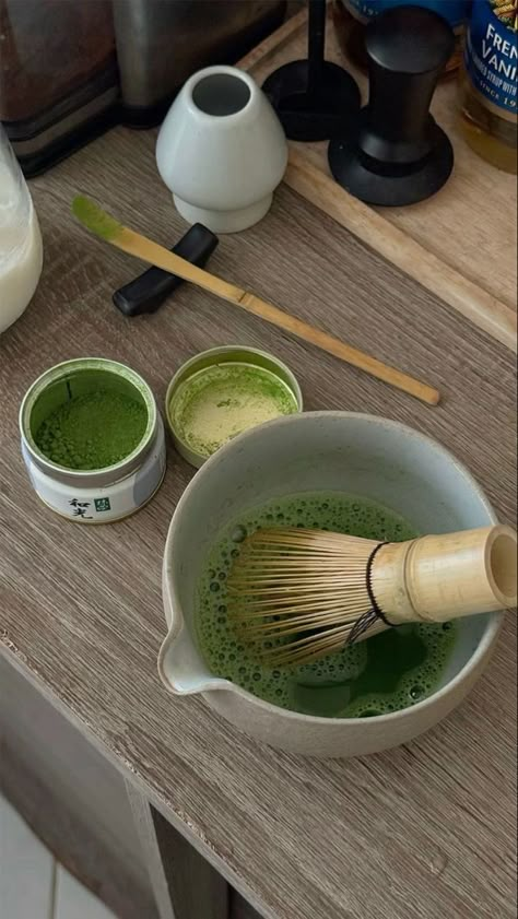 Matcha Girl, Matcha Cafe, Matcha Whisk, Matcha Drink, Matcha Set, Vision Board Pics, Coffee Matcha, Morning Drinks, Iced Matcha