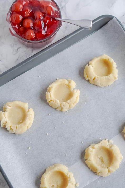 These cherry cheesecake cookies are both easy to make and delicious! Start with a sugar cookie base, add cheesecake filling, and top with cherries! Cheesecake Sugar Cookies, Cherry Cheesecake Cookies, Easy Cherry Cheesecake, Homemade Sugar Cookie Dough, Rolled Sugar Cookie Dough, Betty Crocker Sugar Cookie Mix, Cookies Cheesecake, Sugar Cookie Cheesecake, Cheesecake Cookies Recipes