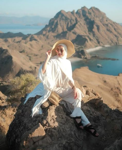 Beach Hijab, Hijab Beach, Ootd Beach, Diy Kimono, Labuan Bajo, Ootd Poses, Hijab Fashion Summer, Beach Ootd, Iranian Women Fashion