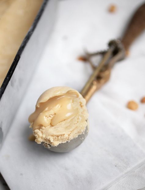 Peanut Butter Ice Cream with Salty Honey Swirl @themerrythought Praline Ice Cream, Butter Ice Cream, Creative Diy Projects, Peanut Butter Ice Cream, Ice Cream Mixture, Frozen Dessert Recipe, Frozen Yoghurt, Peanut Butter Lovers, Ice Cream Flavors