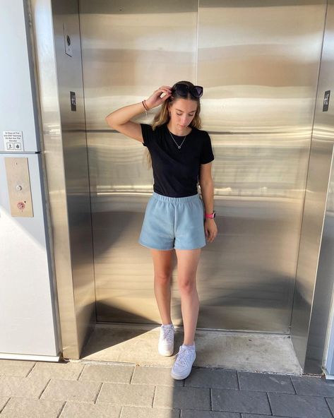 How to Wear Sweatshorts? 21 Best Outfit Ideas for Women Outfits With Sweatshorts, Sweatshorts Outfits, Photo Idea Aesthetic, Comfy Summer Outfits, Idea Aesthetic, Matching Sweats, Casual Fashion Trends, Insta Photos, Oversized Tee Shirt