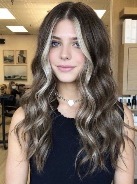 Las mechas money piece son tendencia en primavera 2022 Blonde Front Highlights, Blonde Underneath, Brown Hair With Blonde, Dark Chocolate Brown Hair, Tan Skin Blonde Hair, Blonde Streaks, Medium Brown Hair, Money Piece, Short Brown Hair