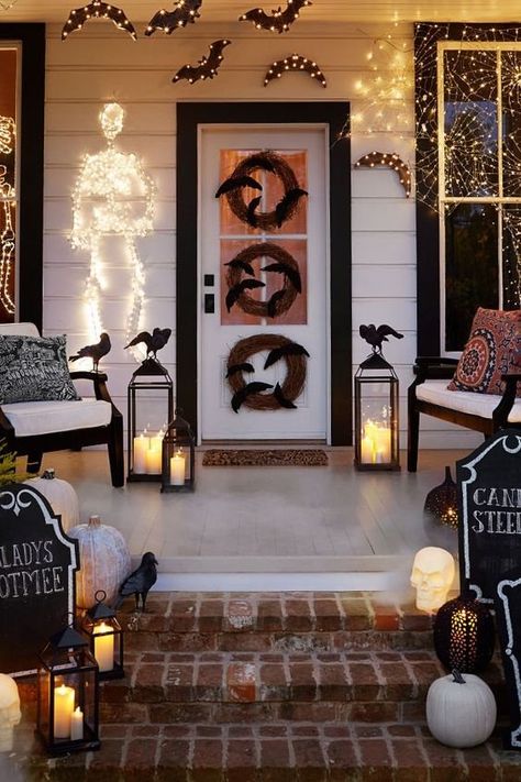 Outside Halloween Decorations, Fun Diy Halloween Decorations, Scary Halloween Decorations Outdoor, Dekorasi Halloween, Nail Art Halloween, Halloween Front Doors, Halloween Front Porch Decor, Diy Halloween Wreath, Halloween Lanterns