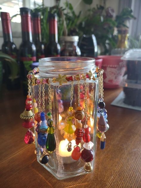 Beaded Jars Glass Bottles, Diy Glass Beads Crafts, Crafts With Small Glass Jars, Glass Jar Upcycle, Decorated Candle Jars, Crafts With Glass Bottles, Ideas For Jars, Diy Glass Jars Ideas, Beaded Jars