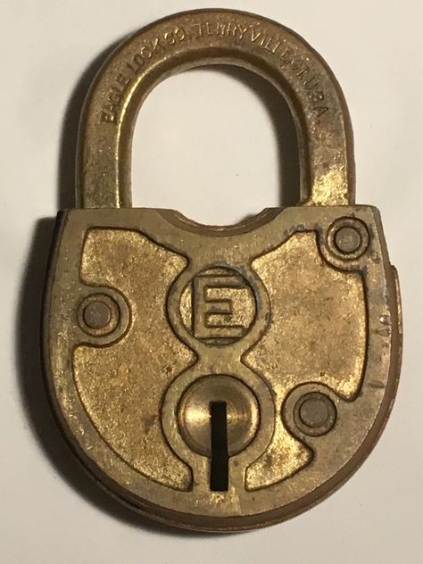 Antique Padlock Maysville Kentucky, Antique Padlock, Skeleton Key Lock, Old Lock, Antique Shelves, Under Lock And Key, Antique Aesthetic, Cool Lock, Old Keys