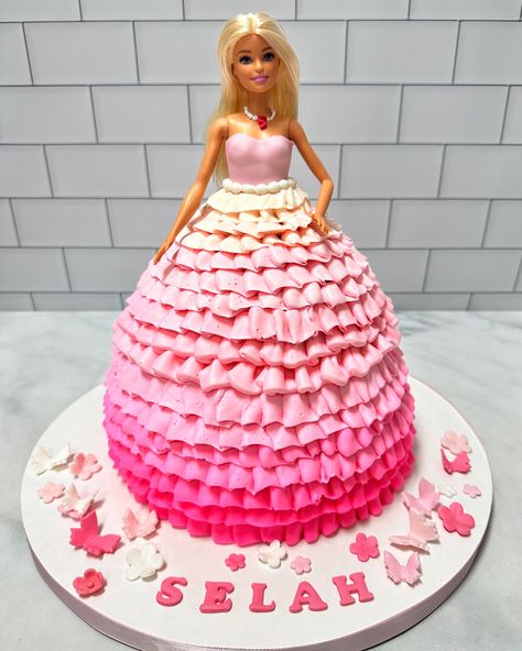 👋 Hi Barbie! 💖 #barbiecake #kupcakekitchen #wantcake #barbiecakes #barbieparty #barbiebirthday #barbiebirthdayparty #barbiepartyideas #cakeinspiration #birthdaycakeideas #birthdayideas #birthdaypartyideas #birthdayinspiration #birthdayideasforgirls #birthdayideasforkids #customcakes #cakecakecake #3dcakes #beautifulcakes #santaclarita #santaclaritavalley #scv #scvcakes #scvfoodies #scvsmallbusiness #santaclaritafoodies Barbie Dress Cake, Hi Barbie, Barbie Birthday Party, 3d Cakes, Barbie Cake, Santa Clarita, Barbie Birthday, Barbie Party, Dress Cake